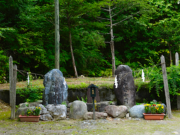 常磐御前(義経の母)と静御前(義経の妻)の石碑