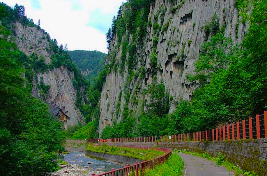 旧道を活用した「小函遊歩道」時代の絶景。写真の神削壁も今では昔語りに