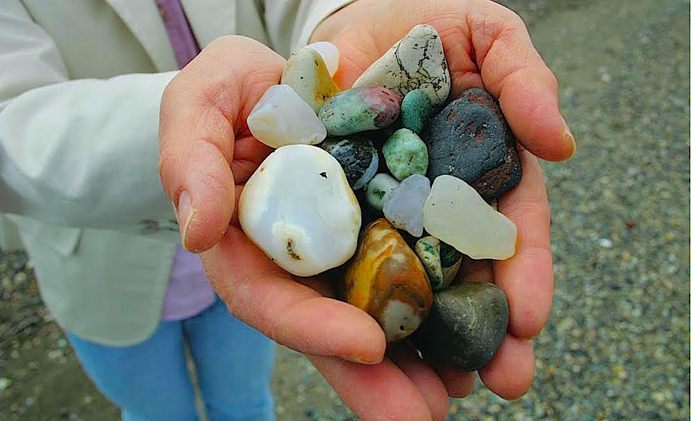 アラハマワンドの海岸で拾った石。メノウは羅臼・松法川などで産するものと推測