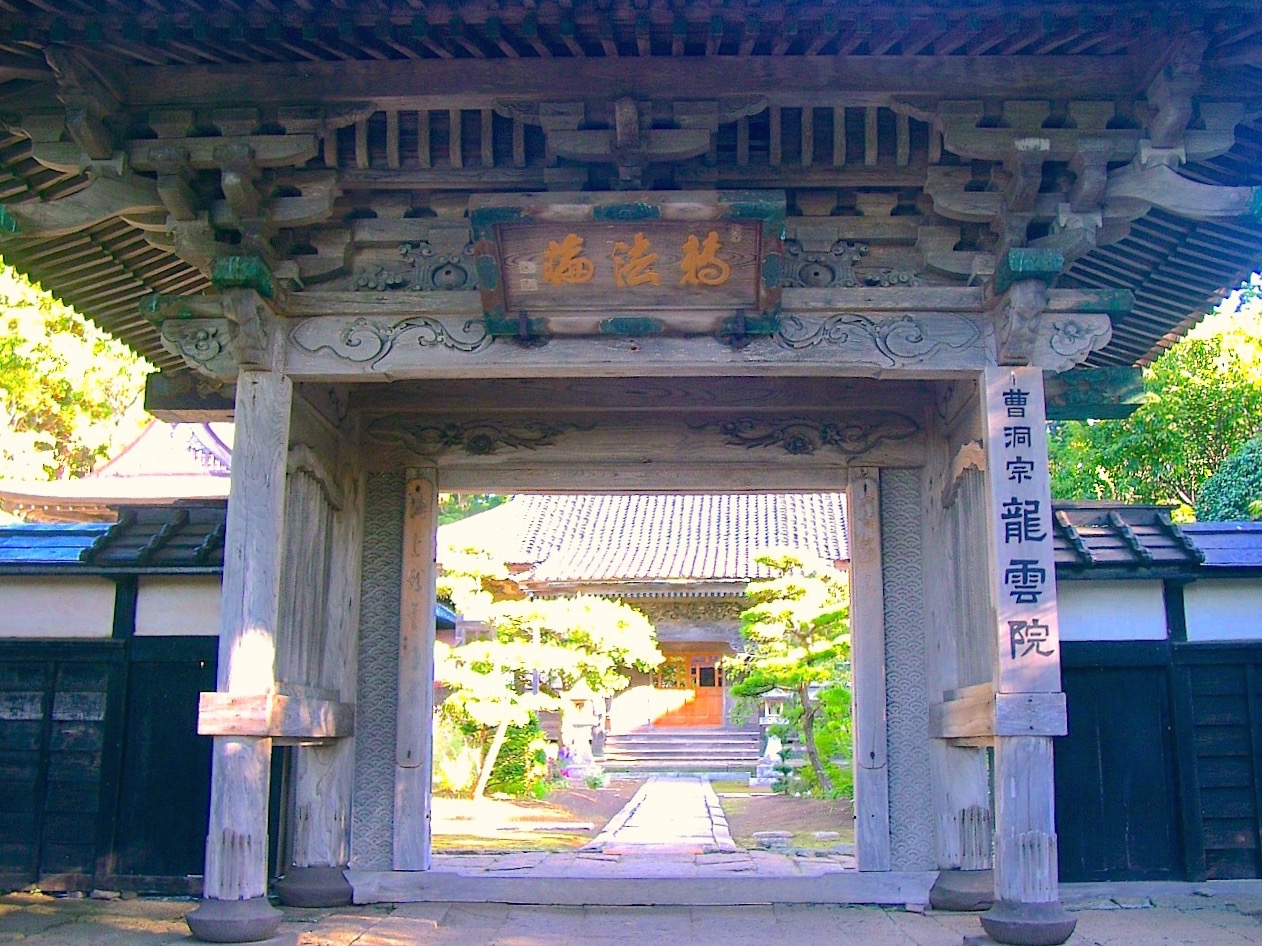 龍雲院の山門。見事な彫刻に注目を