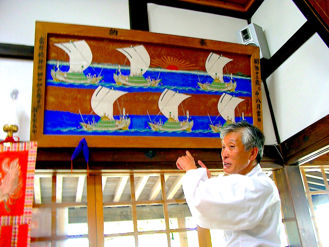 姥神大神宮の藤枝宮司が奉納された船絵馬を解説