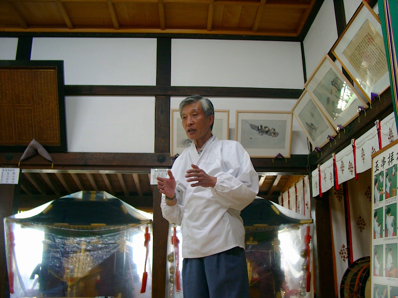 北前船と江差の繁栄を解説する藤枝宮司
