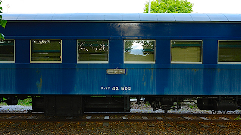 スハ43形の優等列車向けに昭和26年に登場した3等座席緩急車スハ42系。スハフ42502