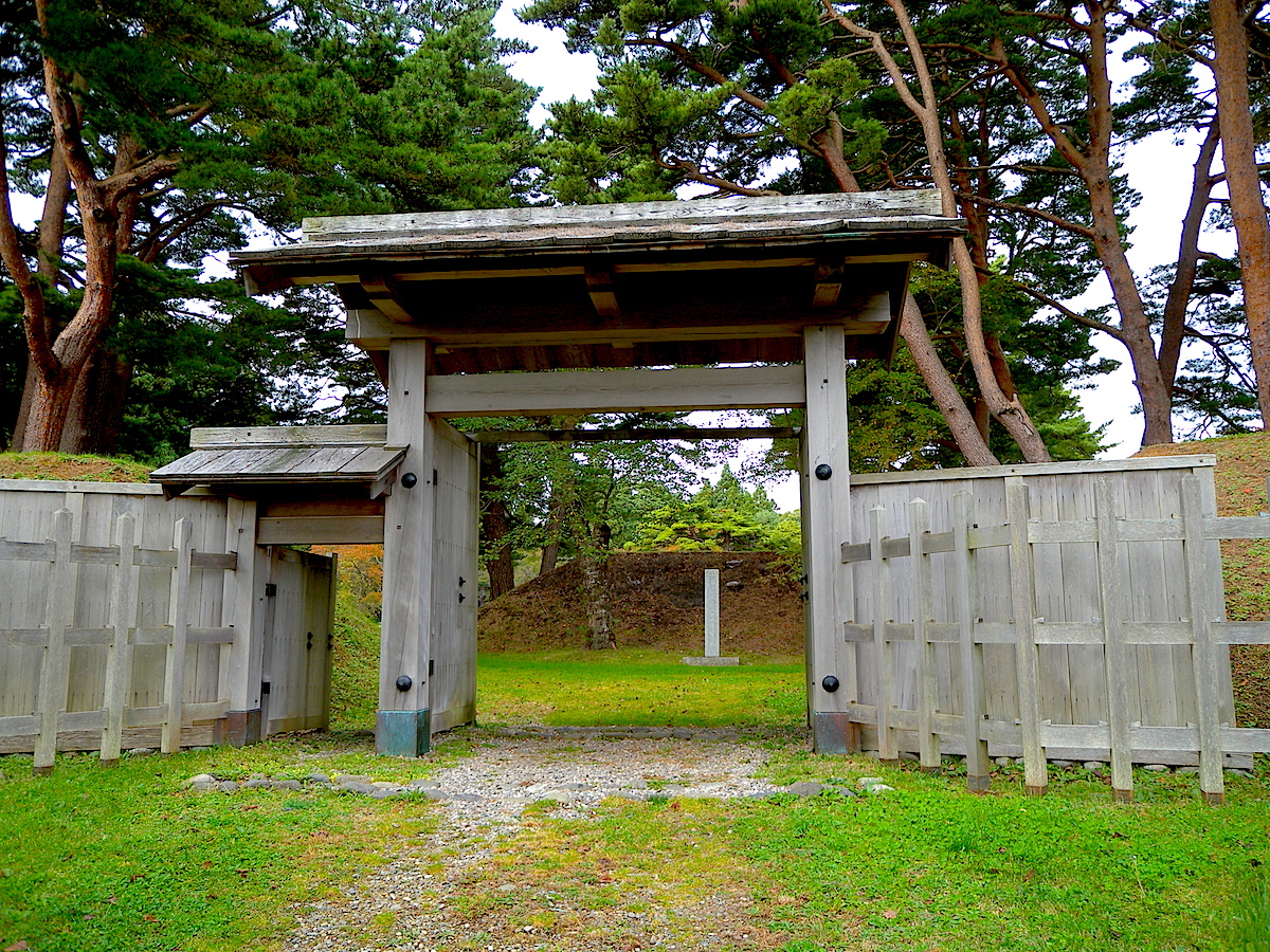 土塁に囲まれた城郭の一角には復元された城門もある