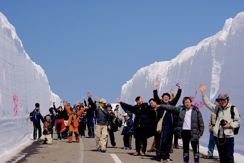 知床横断道路開通/雪の回廊