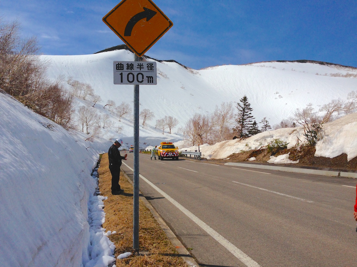 知床横断道路開通/雪の回廊