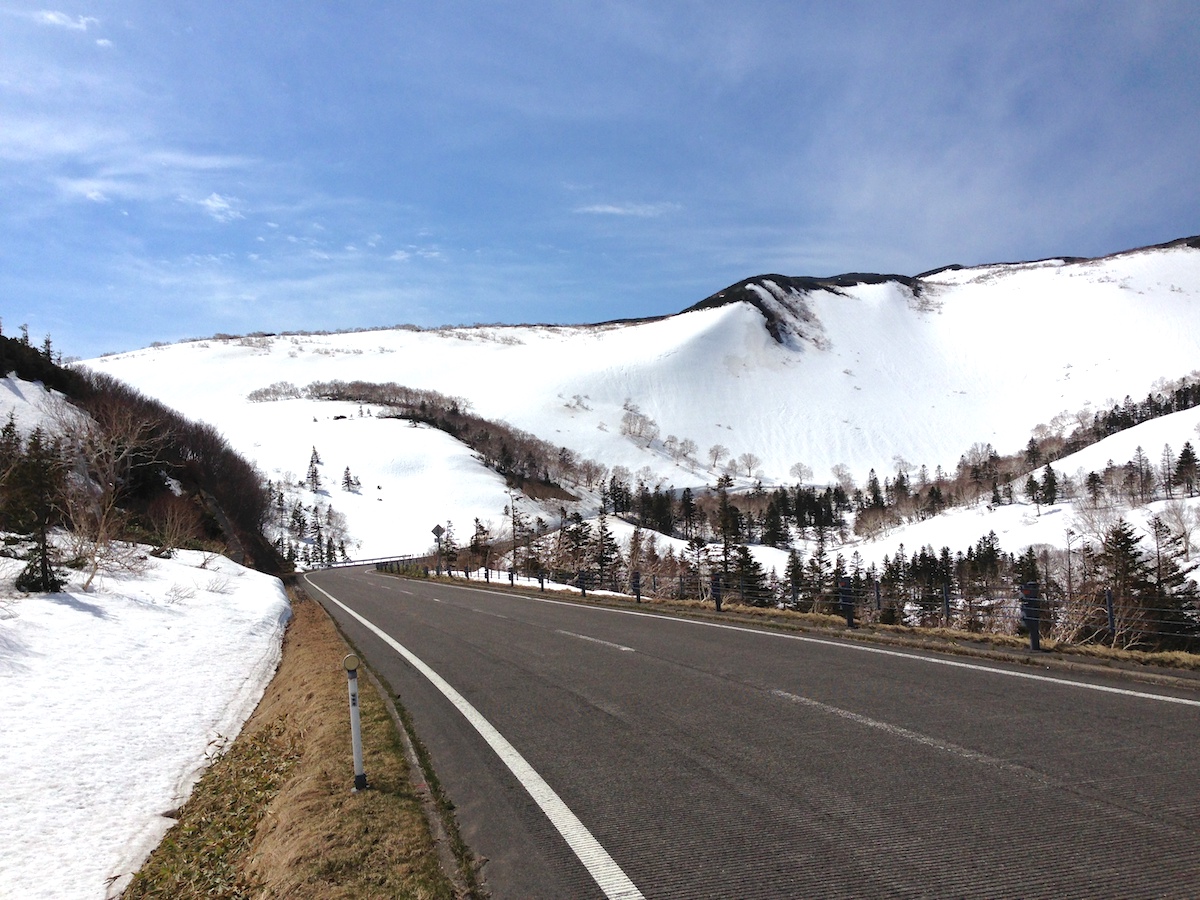 知床横断道路開通/雪の回廊