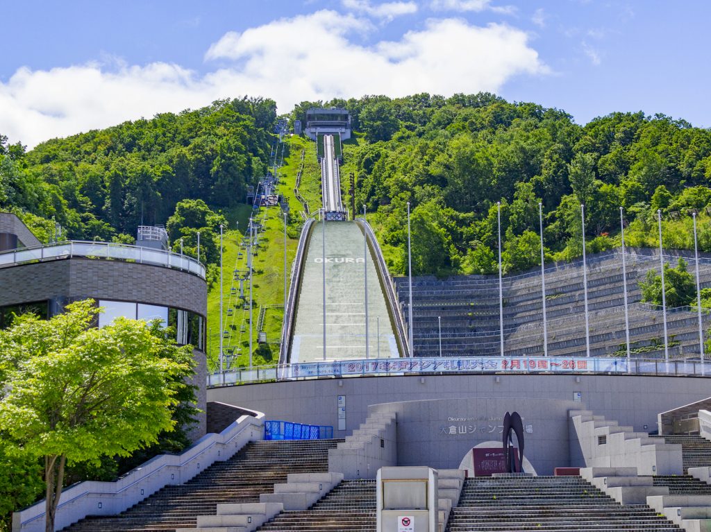 『虹と雪のバラード』歌碑