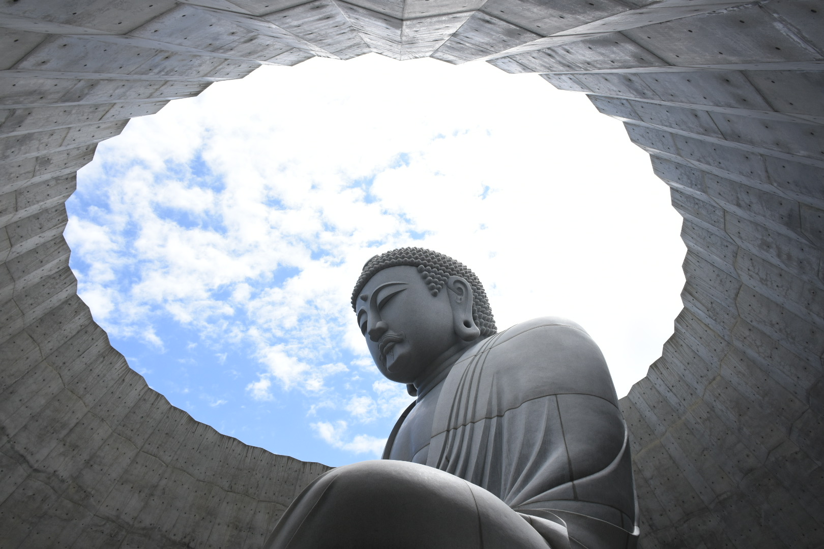 札幌・真駒内の「頭大仏」が、訪日外国人観光客に「ブッダの丘」として